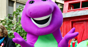 Hombre dentro de Barney